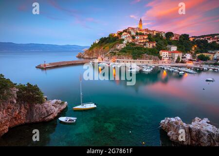 Vrbnik, Croazia. Immagine aerea del paesaggio urbano dell'iconico villaggio di Vrbnik, Croazia situato sull'isola di Krk al tramonto estivo. Foto Stock