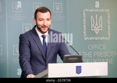 KIEV, UCRAINA - 9 LUGLIO 2021 - il segretario stampa del presidente ucraino Serhiy Nykyforov, recentemente nominato, tiene un briefing a Kiev, capitale di Ukr Foto Stock