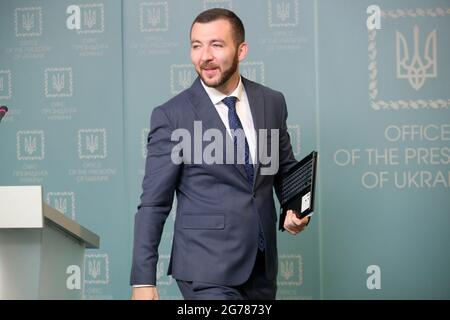 KIEV, UCRAINA - 9 LUGLIO 2021 - il segretario stampa del presidente ucraino Serhiy Nykyforov, recentemente nominato, tiene un briefing a Kiev, capitale di Ukr Foto Stock