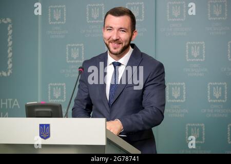 KIEV, UCRAINA - 9 LUGLIO 2021 - il segretario stampa del presidente ucraino Serhiy Nykyforov, recentemente nominato, tiene un briefing a Kiev, capitale di Ukr Foto Stock