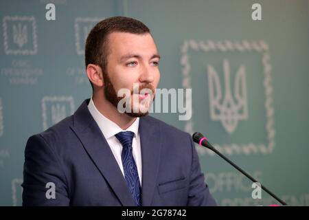 KIEV, UCRAINA - 9 LUGLIO 2021 - il segretario stampa del presidente ucraino Serhiy Nykyforov, recentemente nominato, tiene un briefing a Kiev, capitale di Ukr Foto Stock