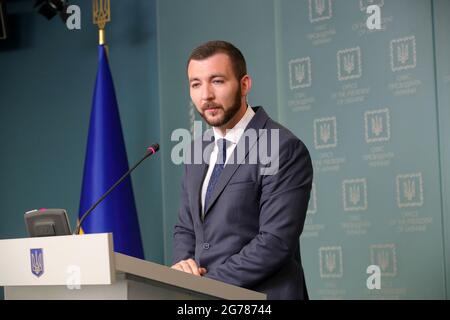 KIEV, UCRAINA - 9 LUGLIO 2021 - il segretario stampa del presidente ucraino Serhiy Nykyforov, recentemente nominato, tiene un briefing a Kiev, capitale di Ukr Foto Stock