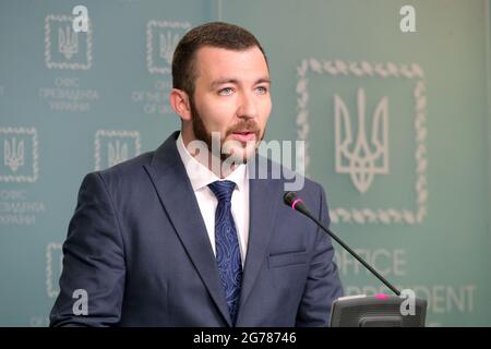 KIEV, UCRAINA - 9 LUGLIO 2021 - il segretario stampa del presidente ucraino Serhiy Nykyforov, recentemente nominato, tiene un briefing a Kiev, capitale di Ukr Foto Stock