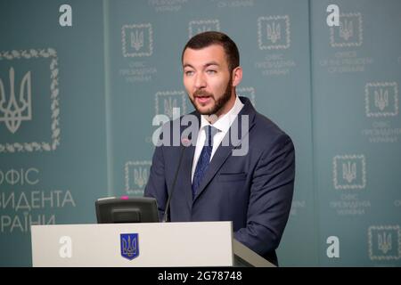 KIEV, UCRAINA - 9 LUGLIO 2021 - il segretario stampa del presidente ucraino Serhiy Nykyforov, recentemente nominato, tiene un briefing a Kiev, capitale di Ukr Foto Stock