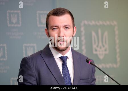 KIEV, UCRAINA - 9 LUGLIO 2021 - il segretario stampa del presidente ucraino Serhiy Nykyforov, recentemente nominato, tiene un briefing a Kiev, capitale di Ukr Foto Stock