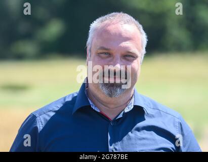 Grimma, Germania. 06 luglio 2021. Torsten Krawczyk, presidente della Saxon state Farmers' Association (SLB), si trova presso un campo di orzo in Sassonia. Credit: Robert Michael/dpa-Zentralbild/ZB/dpa/Alamy Live News Foto Stock