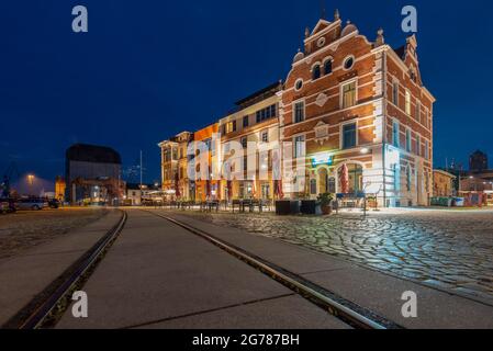 Stralsund, Germania. 23 Giugno 2021. L'Hotel Hiddenseer all'ora blu. Credit: Stefano Nosini/dpa-Zentralbild/ZB/dpa/Alamy Live News Foto Stock