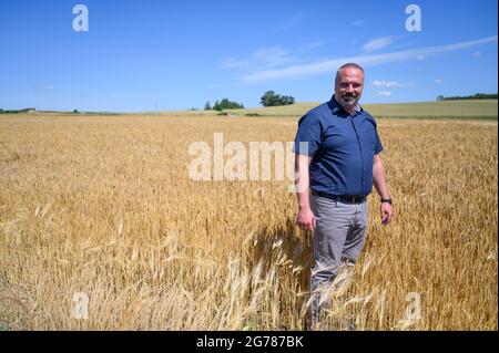 Grimma, Germania. 06 luglio 2021. Torsten Krawczyk, presidente della Saxon state Farmers' Association (SLB), si trova in un campo di orzo in Sassonia. Credit: Robert Michael/dpa-Zentralbild/ZB/dpa/Alamy Live News Foto Stock