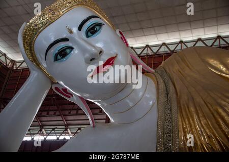 Yangon, Myanmar - Gennaio 2020: Chaukhtattgyi Reclining Buddha (buddha dell'occhio dolce). Primo piano dettaglio testa e spalle Foto Stock