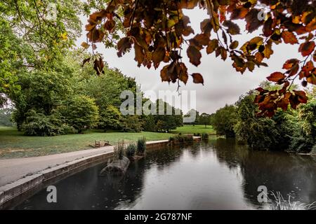 Northampton, Regno Unito.12 luglio 2021. Regno Unito, Meteo. Una mattina miserabile e opaca ad Abington Park che riflette l'umore dei tifosi dopo aver perso l'Euro Cup 2021 ieri sera, Credit: Keith J Smith./Alamy Live News. Foto Stock