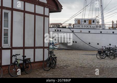 Stralsund, Germania. 23 Giugno 2021. La nave museo Gorch Fock 1 è ancorata nel porto cittadino di Stralsund. Credit: Stefano Nosini/dpa-Zentralbild/ZB/dpa/Alamy Live News Foto Stock