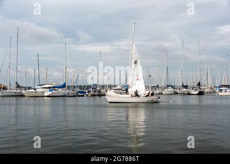 Stralsund, Germania. 23 Giugno 2021. Barche a vela nel porto cittadino di Stralsund. Credit: Stefano Nosini/dpa-Zentralbild/ZB/dpa/Alamy Live News Foto Stock