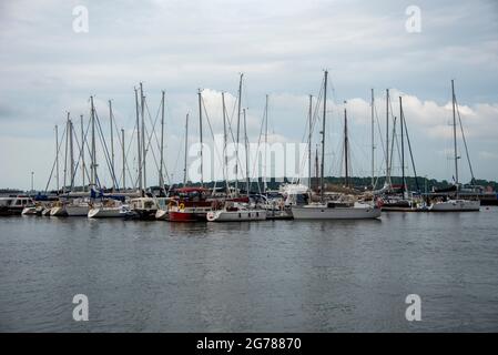 Stralsund, Germania. 23 Giugno 2021. Barche a vela nel porto cittadino di Stralsund. Credit: Stefano Nosini/dpa-Zentralbild/ZB/dpa/Alamy Live News Foto Stock