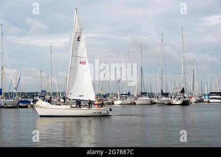 Stralsund, Germania. 23 Giugno 2021. Barche a vela nel porto cittadino di Stralsund. Credit: Stefano Nosini/dpa-Zentralbild/ZB/dpa/Alamy Live News Foto Stock