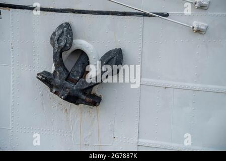 Stralsund, Germania. 23 Giugno 2021. Vista dell'ancora rialzata del Gorch Fock 1. La nave a vela è ormeggiata nel porto cittadino di Stralsund. Credit: Stefano Nosini/dpa-Zentralbild/ZB/dpa/Alamy Live News Foto Stock