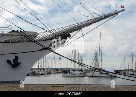 Stralsund, Germania. 23 Giugno 2021. Dietro il Gorch Fock 1 barche a vela sono sdraiati in acqua. Credit: Stefano Nosini/dpa-Zentralbild/ZB/dpa/Alamy Live News Foto Stock