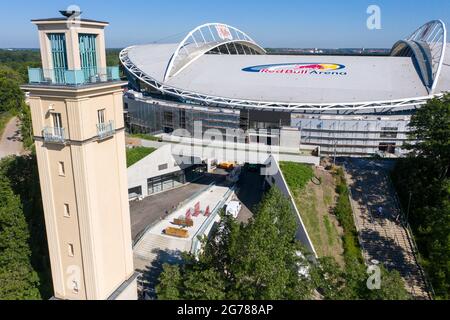 14 giugno 2021, Sassonia, Lipsia: Un nuovo ingresso conduce attraverso la diga nella Red Bull Arena. La casa di RB Leipzig è in fase di ricostruzione. La capacità degli spettatori aumenta da 42,558 a 47,069 nelle aree in piedi e seduti. L'esterno dello stadio è chiuso con una facciata insonorizzata. L'argine dell'ex Zentralstadion, che comprende l'arena, è stato aperto dietro lo storico campanile per fare spazio ad un nuovo ingresso. RB Leipzig sta investendo nella conversione 60 milioni di euro entro il 2022. (Vista aerea con drone) Foto: Jan Woitas/dpa-Zentralbild/ZB - NOTA IMPORTANTE: In accor Foto Stock
