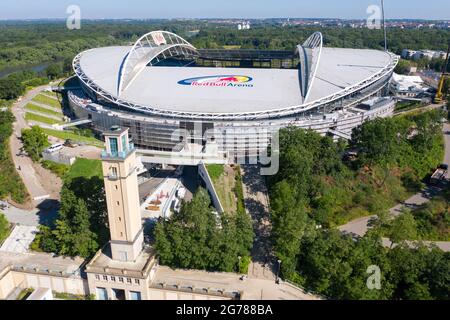 14 giugno 2021, Sassonia, Lipsia: Un nuovo ingresso conduce attraverso la diga nella Red Bull Arena. La casa di RB Leipzig è in fase di ricostruzione. La capacità degli spettatori aumenta da 42,558 a 47,069 nelle aree in piedi e seduti. L'esterno dello stadio è chiuso con una facciata insonorizzata. L'argine dell'ex Zentralstadion, che comprende l'arena, è stato aperto dietro lo storico campanile per fare spazio ad un nuovo ingresso. RB Leipzig sta investendo nella conversione 60 milioni di euro entro il 2022. (Vista aerea con drone) Foto: Jan Woitas/dpa-Zentralbild/ZB - NOTA IMPORTANTE: In accor Foto Stock