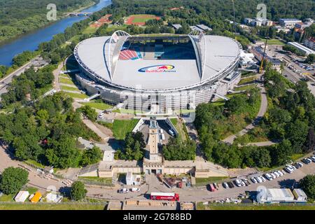 14 giugno 2021, Sassonia, Lipsia: Un nuovo ingresso conduce attraverso la diga nella Red Bull Arena. La casa di RB Leipzig è in fase di ricostruzione. La capacità degli spettatori aumenta da 42,558 a 47,069 nelle aree in piedi e seduti. L'esterno dello stadio è chiuso con una facciata insonorizzata. L'argine dell'ex Zentralstadion, che comprende l'arena, è stato aperto dietro lo storico campanile per fare spazio ad un nuovo ingresso. RB Leipzig sta investendo nella conversione 60 milioni di euro entro il 2022. (Vista aerea con drone) Foto: Jan Woitas/dpa-Zentralbild/ZB - NOTA IMPORTANTE: In accor Foto Stock