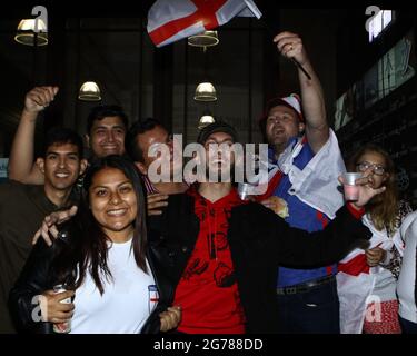 Wembley, Londra, Regno Unito. 12 luglio 2021. Tifosi che mostrano il loro sostegno per l'Inghilterra a Picaddilly Circus. 11/07/2021, Marcin Riehs/Pathos Credit: One Up Top immagini editoriali/Alamy Live News Foto Stock