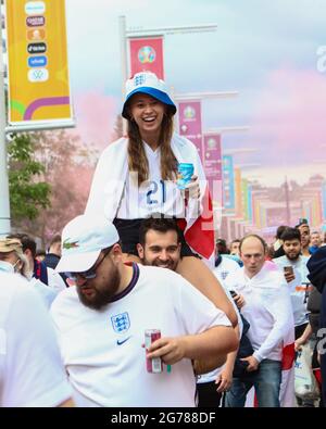 Wembley, Londra, Regno Unito. 12 luglio 2021. Inghilterra tifosi al di fuori dello stadio di Wembley prima dell'inizio delle finali Euro 2020 contro, Italia. 11 Luglio 2021. Marcin Riehs/Pathos Credit: One Up Top immagini editoriali/Alamy Live News Foto Stock