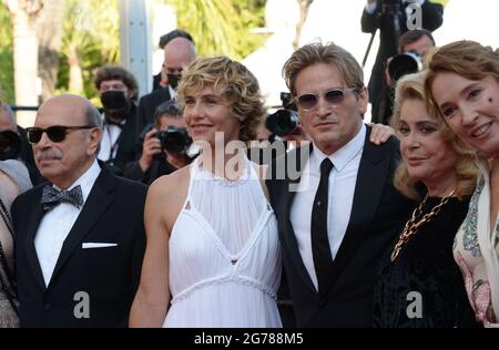 10 luglio 2021, CANNES, Francia: CANNES, FRANCIA - 10 LUGLIO: (Da L a R) Catherine Deneuve, Emmanuelle Bercot, Benoit Magimel, Cecile de France e Gabriel Sara partecipano alla proiezione 'De Son Vivant (pacifica)' durante il 74a edizione del Festival di Cannes il 10 luglio 2021. (Immagine di credito: © Frederick InjimbertZUMA Wire) Foto Stock