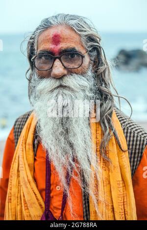 Primo piano ritratto di sadhu indù con lunghi capelli grigi e lunga barba bianca, Kanyakumari, Tamil nadu, India Foto Stock