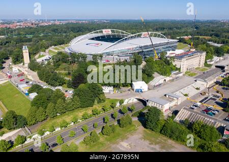 14 giugno 2021, Sassonia, Lipsia: Due gru si trovano alla Red Bull Arena. La casa di RB Leipzig è in fase di ricostruzione. La capacità dello spettatore aumenta da 42,558 a 47,069 in piedi e seduti. L'esterno dello stadio è chiuso con una facciata insonorizzata. L'argine dell'ex Zentralstadion, che comprende l'arena, è stato aperto dietro lo storico campanile per fare spazio ad un nuovo ingresso. RB Leipzig sta investendo nella conversione 60 milioni di euro entro il 2022. (Vista aerea con drone) Foto: Jan Woitas/dpa-Zentralbild/ZB - NOTA IMPORTANTE: In conformità con le norme di t Foto Stock