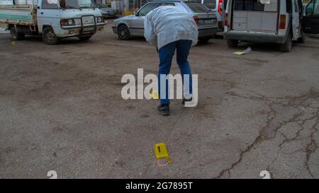 Scena del crimine con marcatori di prova Foto Stock