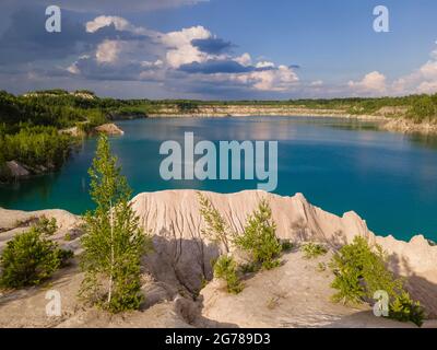 Lago panoramico con acqua smeraldo circondato da alte rocce. Gemma nascosta dell'Ucraina. Foto Stock