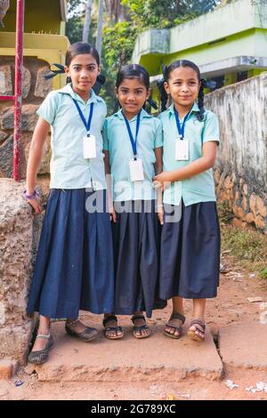 Tre ragazze giovani graziose indiane in uniforme di scuola posano per la fotografia, Kovalam, Kerala, India Foto Stock