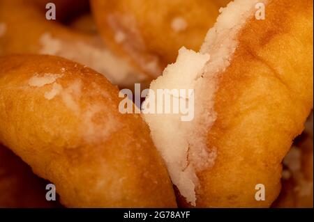 Ciambelle fresche fatte in casa con zucchero in polvere. Primo piano fuoco selettivo Foto Stock