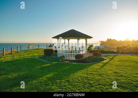 Bellissimo gazebo su una riva che si affaccia sull'oceano al tramonto, Pismo Beach, California Foto Stock