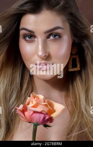 Donna con rosa, ritratto Foto Stock