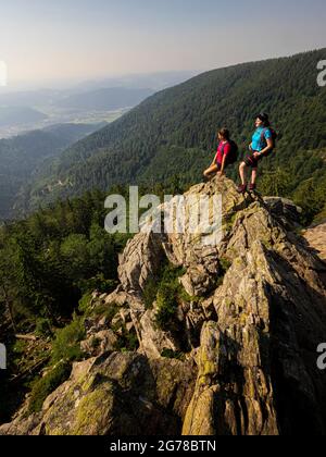 Escursioni sul Zweälersteig: Sentiero stretto sul Kardelfels sotto la cima del Kandel, vista in direzione ovest Foto Stock