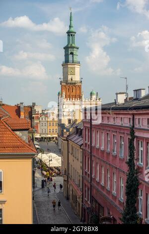 Vista su Zamkowa Street, la piazza del mercato antico e la torre del municipio di Poznan, Polonia Foto Stock