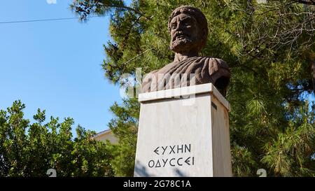 Isole IONIE, Ithaca, nord, Place Stavros, busto di Odysseus, busto completo di base e iscrizione Foto Stock