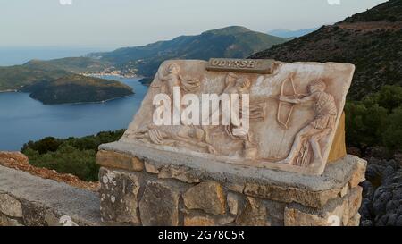 Isole IONIE, Ithaka, isola di Odysseus, capitale, Vathi, Sopra Vathi, Molos-Buchgt, punto di osservazione, monumento a Odysseus, rilievo in pietra, Alle sue spalle si può ammirare la baia di Molls e Vathi, verdi colline sullo sfondo Foto Stock