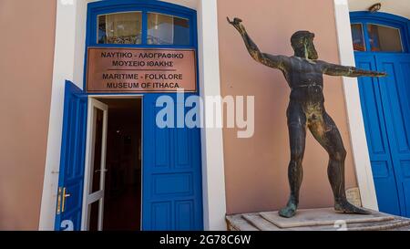 Isole IONIE, Ithaca, isola di Ulisse, capitale, Vathi, Museo Marittimo e Folcloristico di Ithaca, porta d'ingresso blu, accanto ad essa una statua di Ulisse Foto Stock