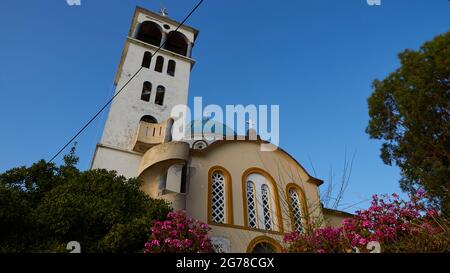 Isole IONIE, Ithaca, isola di Odysseus, nord-ovest, villaggio di montagna Exogi, chiesa, campanile, diagonale dal basso, vista grandangolare, sotto l'oleandro nella foto, cielo blu intenso Foto Stock