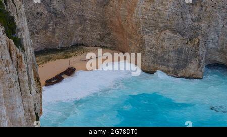 Zante, Paralia Navagio, Shipwreck Beach, vista dall'alto, spiaggia, Naufragio MV Panagiotis, onde pesanti rotolano sulla spiaggia deserta, acqua orlata bianca, acqua turchese Foto Stock