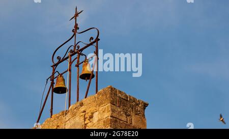 Zante, città di Zante, Chiesa della Vergine Maria, costruita nel 1687, in stile architettonico tardo bizantino, luce del mattino, campanile, due campane, cielo blu con nuvole bianche Foto Stock