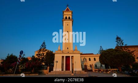 Città di Zante, luce del mattino, Chiesa di San Dionisios, torre della chiesa veneziana, vista grandangolare, cielo blu Foto Stock