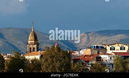 Zante, città di Zante, vista delle case e della torre della chiesa, montagne sullo sfondo, cielo blu, nuvole chiare Foto Stock