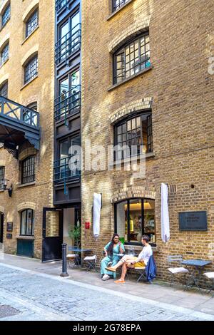 Persone che siedono fuori dal ristorante italiano Legare a Shad Thames, London Bridge, Londra, Regno Unito Foto Stock