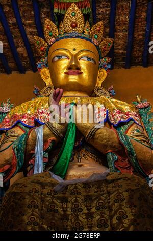 Buddha di Maitreya a Tsemo gompa. Leh, Ladakh, India Foto Stock