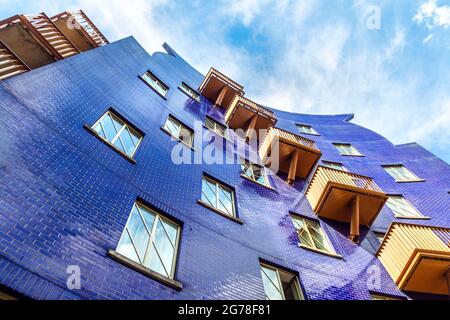 Facciata in mattoni blu dell'edificio residenziale Circle su Queen Elizabeth Street, Shad Thames, Londra, Regno Unito Foto Stock