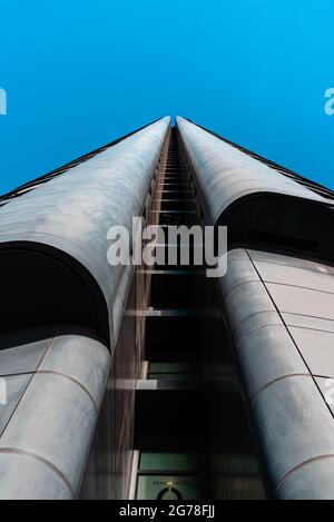 Madrid, Spagna - 7 febbraio 2021: Vista ad angolo basso del grattacielo nel quartiere finanziario di Cuatro Torres. Torre PWC. Concetto di business e finanza Foto Stock