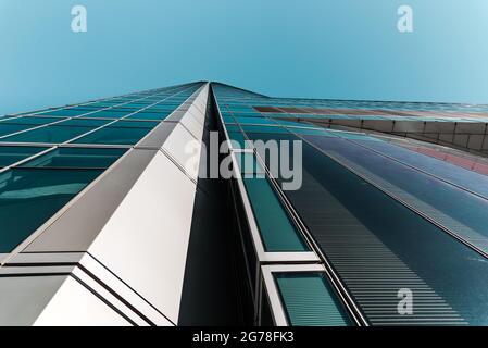 Madrid, Spagna - 7 febbraio 2021: Vista ad angolo basso del grattacielo nella zona commerciale di Cuatro Torres. Vista contro il cielo blu. Torre di Espacio. Business e fina Foto Stock