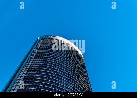 Madrid, Spagna - 7 febbraio 2021: Vista a basso angolo dei grattacieli nella zona commerciale di Cuatro Torres. Torre PWC. Concetto di business e finanza Foto Stock